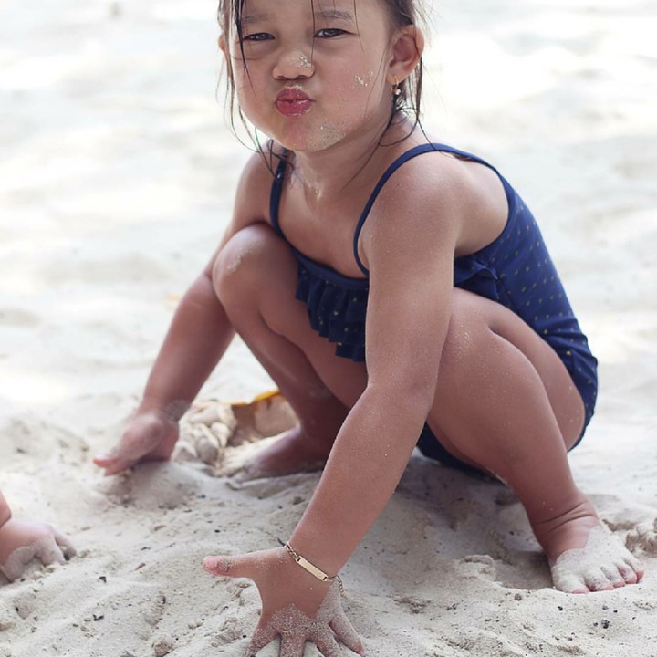 <p>Kiyomi kok manyun gitu? Karena mukanya penuh pasir ya. Hi-hi-hi. (Foto: Instagram/jenniferbahcdim)</p>