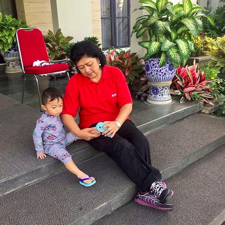 <p>"Memo, tolong pakein aku sepatu ya." (Foto: Instagram/ @aniyudhoyono)</p>