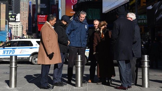 New York menambah 1.500 tonggak di jalur pedestrian untuk melindungi pejalan kaki, setelah dua insiden mobil menabrak kerumunan menewaskan 9 orang, tahun lalu.