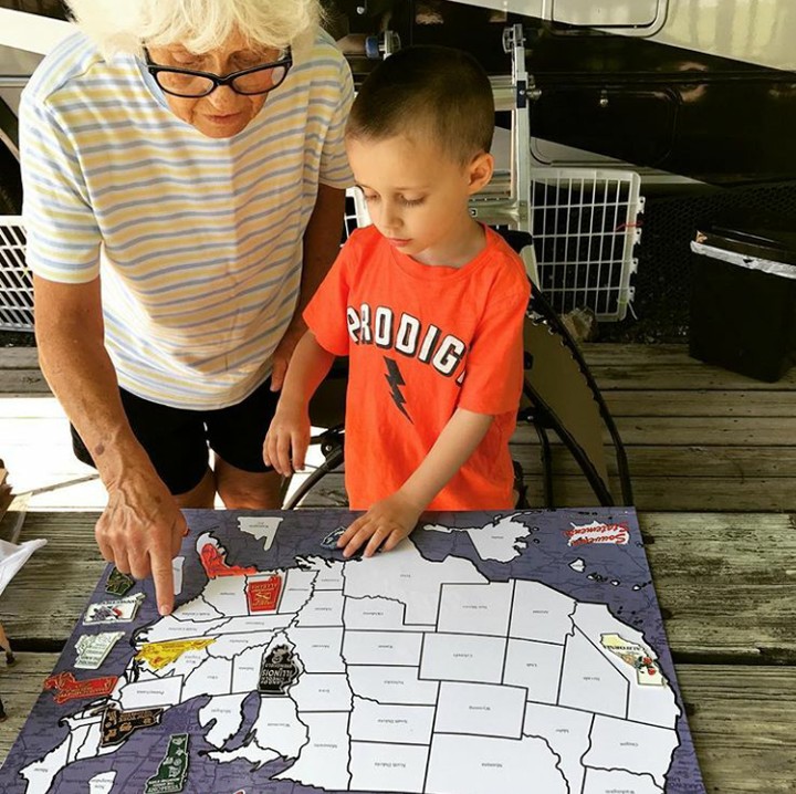 <p>Ini Nate bersama sang nenek yang ikutan menyusun puzzle tentang negara-negara bagian di AS. (Foto: Instagram @thatmapkid)</p>