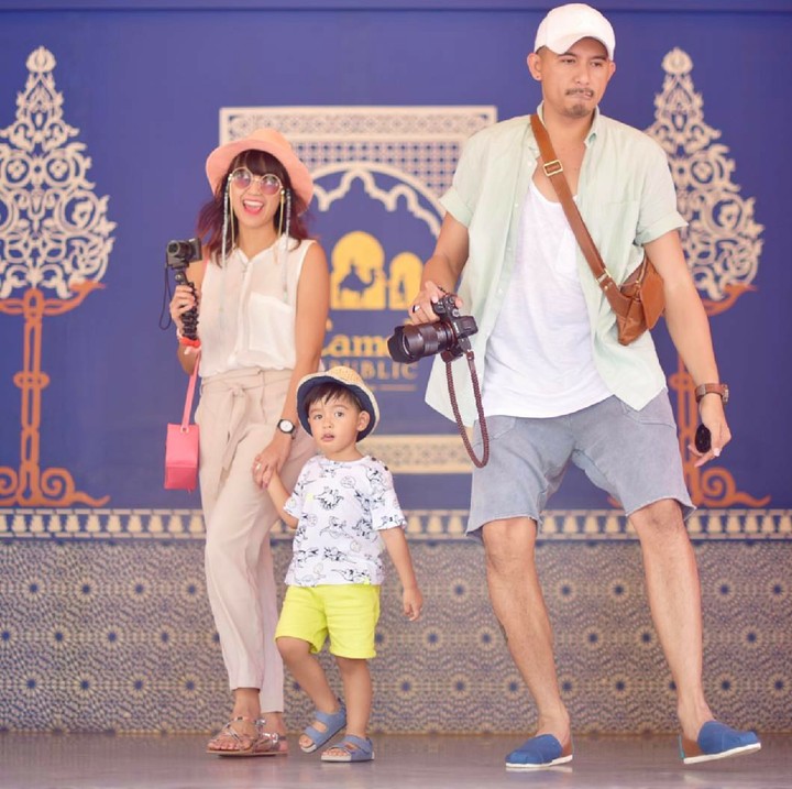 <p>Si ayah posenya lucu banget sih. (Foto: Instagram/mrsshareena)</p>