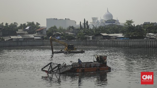 Seorang pria tenggelam di Danau Sunter, Jakarta Utara, saat berenang usai minum kopi, Minggu (8/8). Tim SAR sampai hari ini masih mencari korban.