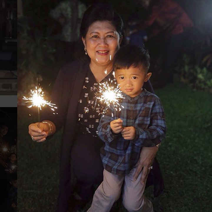 <p>Asyiknya memo sama Airlangga menyalakan kembang api. (Foto: Instagram/ @aniyudhoyono)</p>
