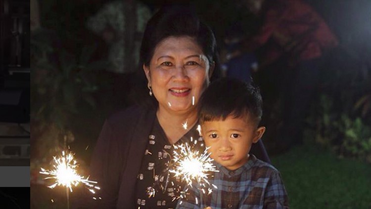 Sakti, anak Aliya Rajasa mengatakan pada kakenya, ia rindu sang nenek Ani Yudoyono. Simak ceritanya di sini, Bun.