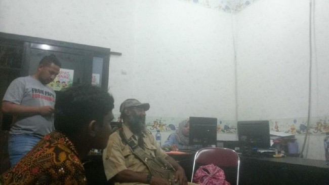 Filep Karma sempat dibawa polisi dan anggota TNI usai turun dari pesawat di bandara Soekarno Hatta, namun dia dilepaskan.