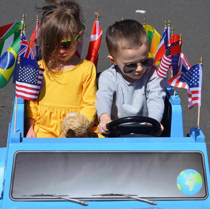 <p>Kali ini bersama temannya diajak naik 'mobil' hadiah dari Ellen yang dihiasi bendera-bendera negara di dunia. (Foto: Instagram @thatmapkid)<br /><br /></p>