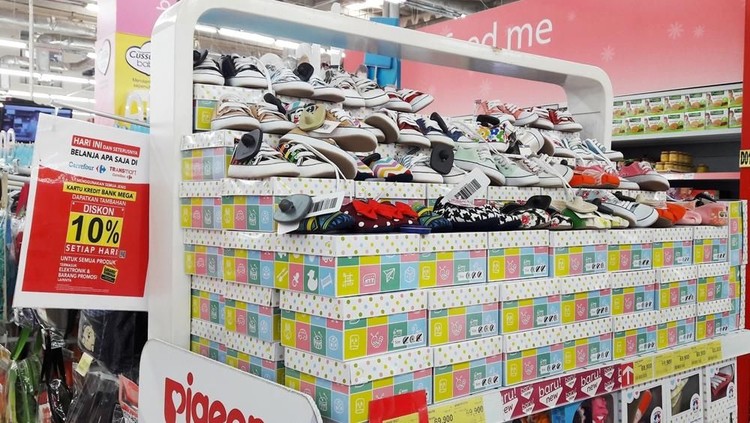 Wah, ada harga spesial sepatu, stroller, tempat makan, dan lainnya nih, Bun.
