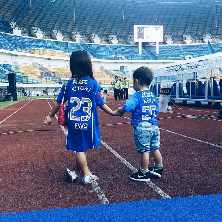 <p>Gemas banget deh ngelihat kakak adik pakai baju kembaran gini. (Foto: Instagram/jenniferbahcdim)</p>