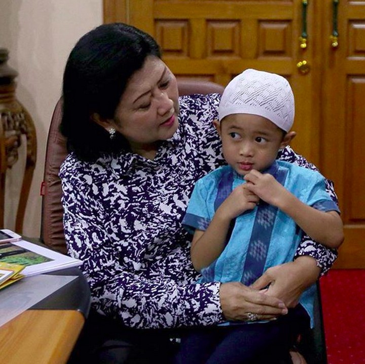 <p>Ani Yudhoyono yang biasa dipanggil memo sama cucu-cucunya lagi ngobrol apa ya sama Airlangga? (Foto: Instagram/ @aniyudhoyono)  </p>
