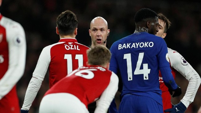 Arsene Wenger kembali menyuarakan protes, kali ini terhadap kepemimpinan wasit  Anthony Taylor di laga Arsenal lawan Chelsea yang berakhir imbang 2-2.