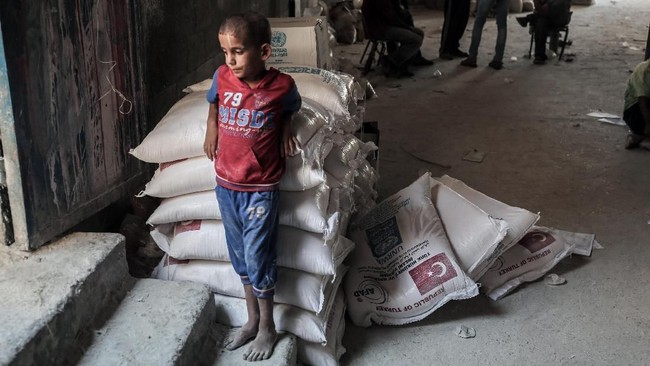Pemerintah Jalur Gaza, Palestina memperpanjang lockdown selama tiga hari karena kasus positif Covid-19 melonjak.