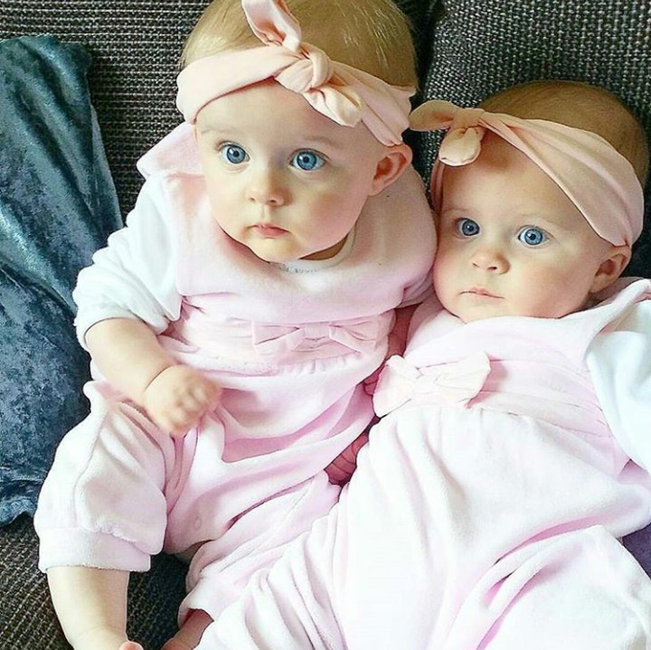 <div>Si kembar bermata biru. SUper nggemesin! (Foto: Instagram @twinlifeuk)</div>