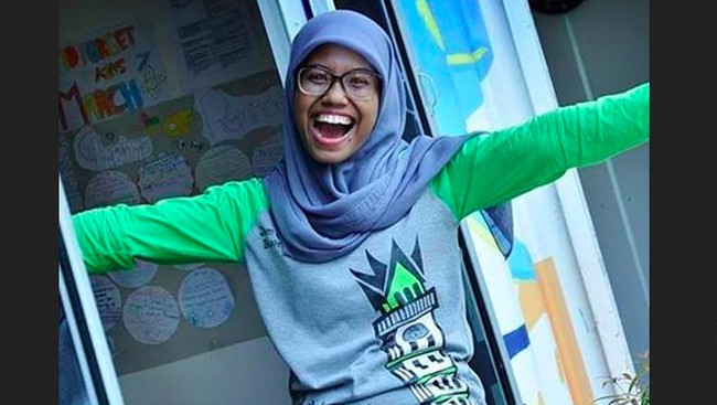 Kisah pengabdian seorang guru di Sekolah Rakyat Ancol. Berangkat dari kekecewaan berbuah pengabdian.