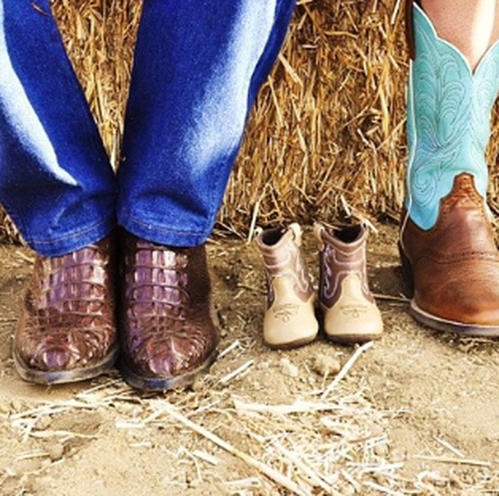 <p>Memasang sepatu (calon) anak juga ide bagus nih, Bun. (Foto: Instagram/skbphotography)</p>