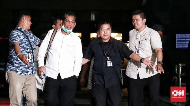 Bupati Hulu Sungai Tengah Abdul Latif ditetapkan sebagai tersangka kasus penerimaan suap dengan nilai Rp3,6 miliar dalam proyek RSUD.