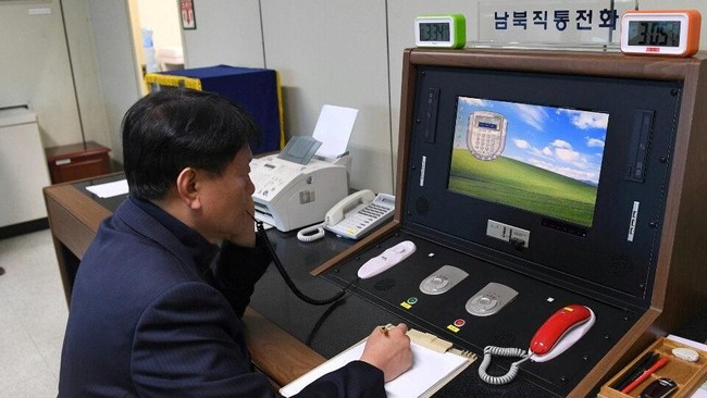 Dua tahun Korsel menelepon hotline Korut tanpa jawaban. Telepon itu akhirnya diangkat Korut usai Kim Jong-un memerintahkan pembukaan kembali jalur komunikasi.