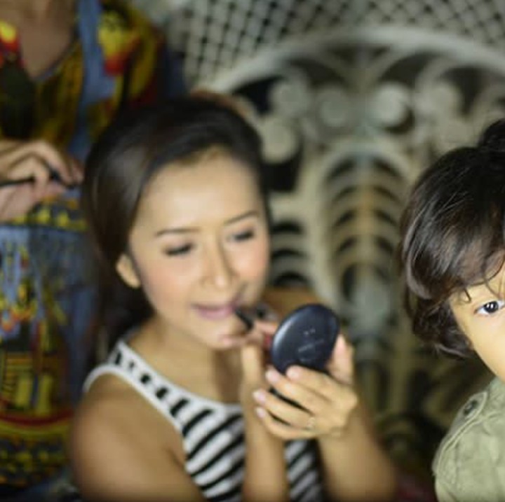 <p>Saking dekatnya dengan anak-anak, Widi Mulia selalu dikuti anak-anaknya ke mana ia pergi lho, termasuk ke ruang make up. (Foto: Instagram @thesasonosfamily)</p>