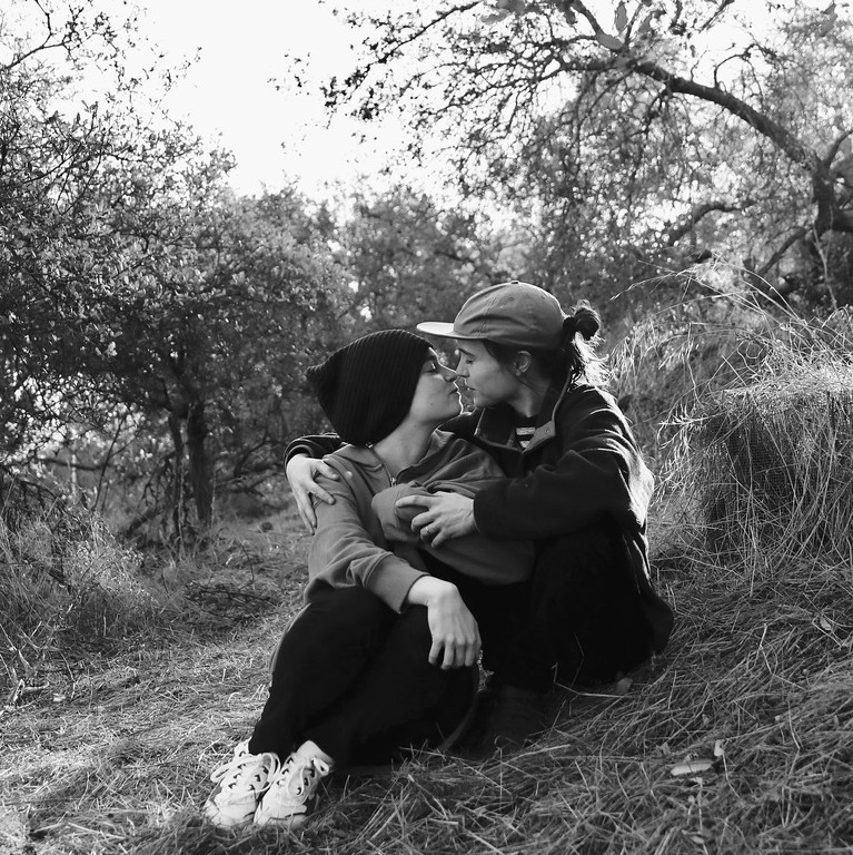 Ellen Page Ellen Page dan Emma Portner dari instagram.