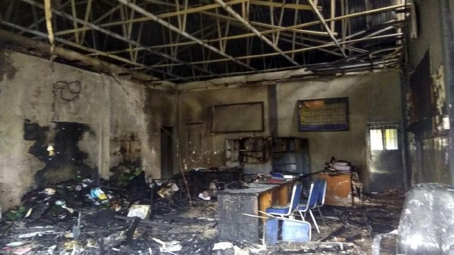 Kerusuhan terjadi saat tiga narapidana kasus narkoba akan dipindahkan dari Aceh ke Medan. Ruang administrasi Lapas Klas IIA Banda Aceh pun ludes terbakar.