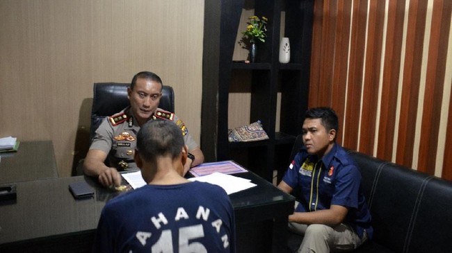 Seorang wali kelas sebuah sekolah dasar di Surabaya dilaporkan oleh puluhan murid yang mengaku mendapat tindakan pencabulan.