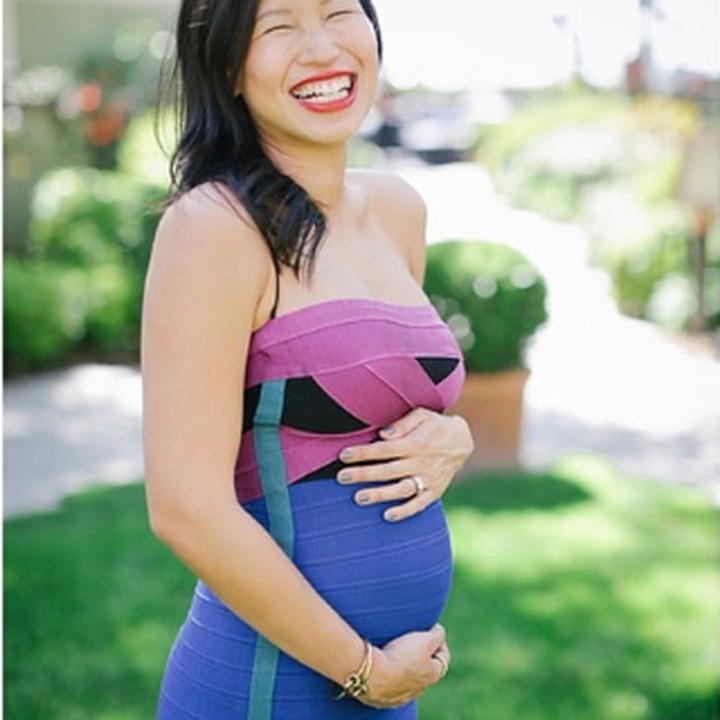 <p>Pakai baju colorful yang menampilkan baby bump juga lucu. Jangan lupa, senyum seceria mungkin ya. (Foto:Instagram/_alicehu)</p>