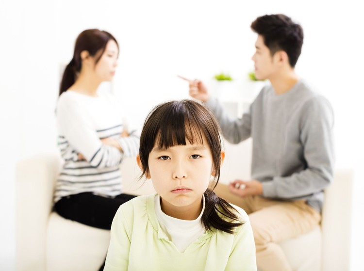 7. Ayah dan Bunda Tidak Sejalan Kesalahan orang tua ini serius lho, Bun, bisa menyakiti anak. Simak yuk, agar kita nggak menyakiti perasaan anak.