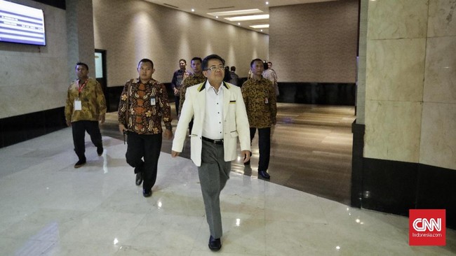 Fahri Hamzah berencana melaporkan Presiden PKS Sohibul Iman ke kepolisian karena diduga melakukan sejumlah tindak pidana.