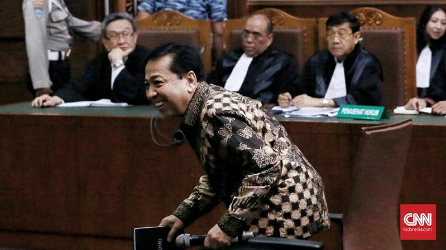 Terdakwa dugaan korupsi proyek e-KTP, Setya Novanto, menerima putusan sela yang dibaca majelis hakim Pengadilan Tipikor Jakarta untuk tetap melanjutkan sidang.