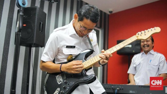 Tak melulu kerja, Wakil Gubernur DKI Sandiaga Uno menyelinginya dengan kegiatan kegemaran, seperti bermain band bersama staf Pemprov DKI di sela jam kerja.