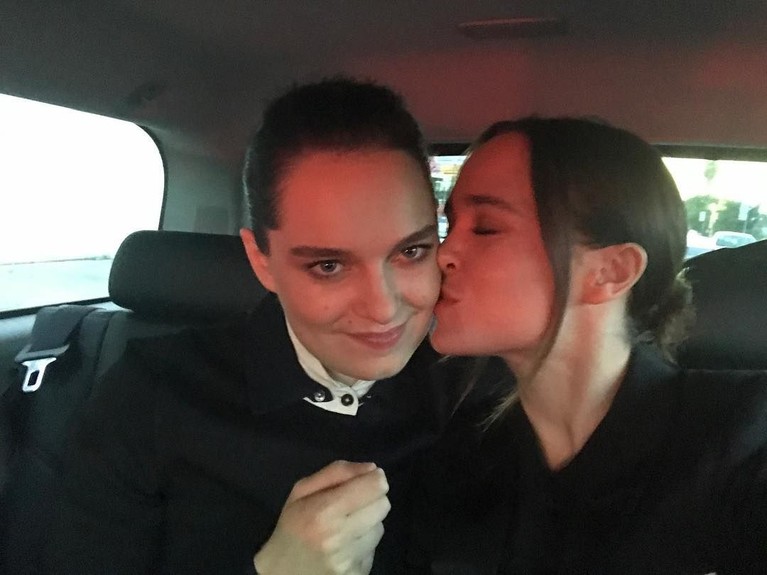 Ellen Page Ellen Page dan Emma Portner dari instagram.