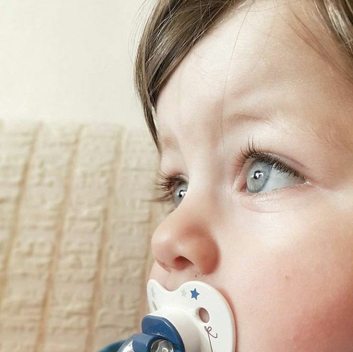 <div>Dilihat dari samping, mata si kecil yang satu ini nggak kalah indah kan, Bun? (Foto: Instagram @ayaz.mom)</div>