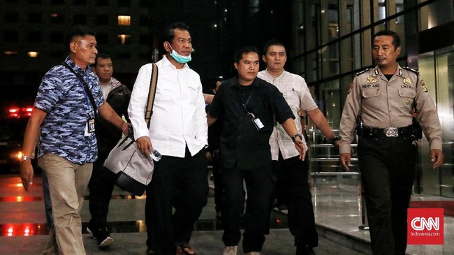 Abdul Latif yang mengenakan kemeja putih lengan panjang tiba di markas antirasuah sekitar pukul 22.40 WIB. Dia tak menjawab saat ditanya wartawan.