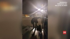 VIDEO: Momen Penumpang Frustasi Lompat dari Sayap Pesawat
