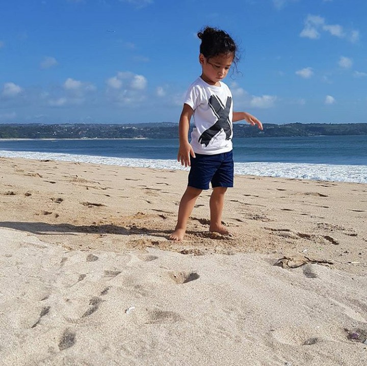 <p>Karena bundanya suka banget sama pantai, Seth pun ikutan juga ke pantai. (Foto: Instagram @rimamelati)</p>