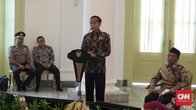 Jokowi menghadiri hari ulang tahun PDI Perjuangan dengan mengenakan kemeja merah sama seperti para kader PDI Perjuangan lainnya.