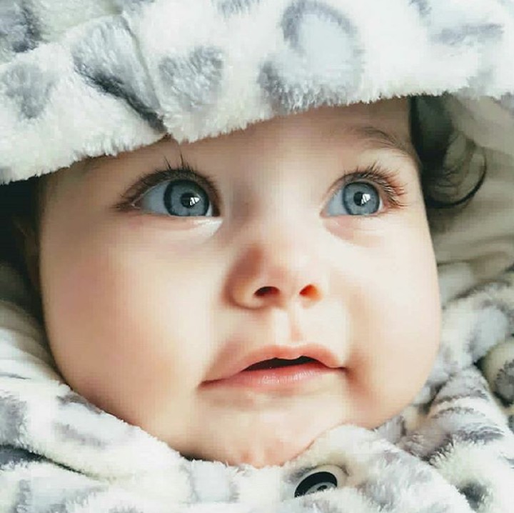 <div>Dengan mata berwarna abu-abu, lirikan mata bayi yang satu ini 'maut' banget ya, Bun? Hi-hi-hi. (Foto: Instagram @island.deniz)</div>
