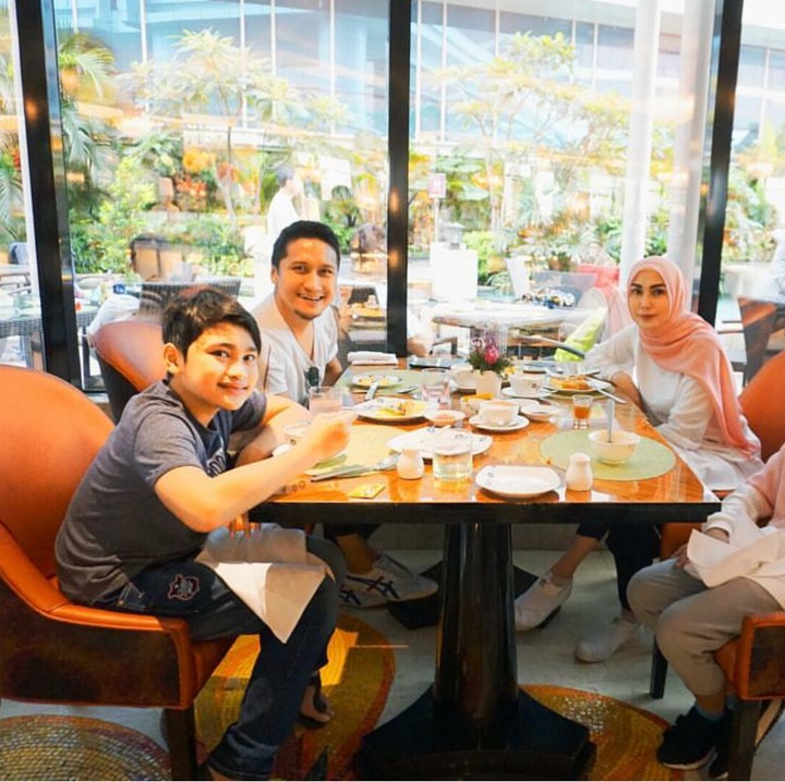 <p>Liburan yang cuma makan di luar juga asyik kok selama bareng keluarga. (Foto: Instagram/ariekuntung)</p>