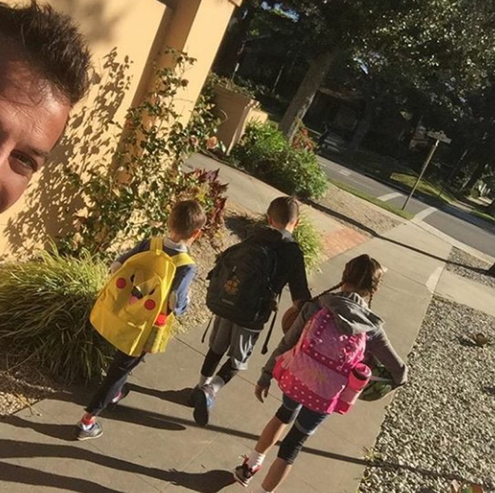 <p>Del Piero juga menyempatkan dirinya untuk mengantar anak-anaknya pergi ke sekolah. (Foto: Instagram @alessandrodelpiero)</p>