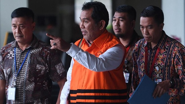 Tersangka dugaan suap di KPK, Bupati Hulu Sungai Tengah nonaktif Abdul Latif mengaku tak susah untuk membeli banyak mobil mewah.
