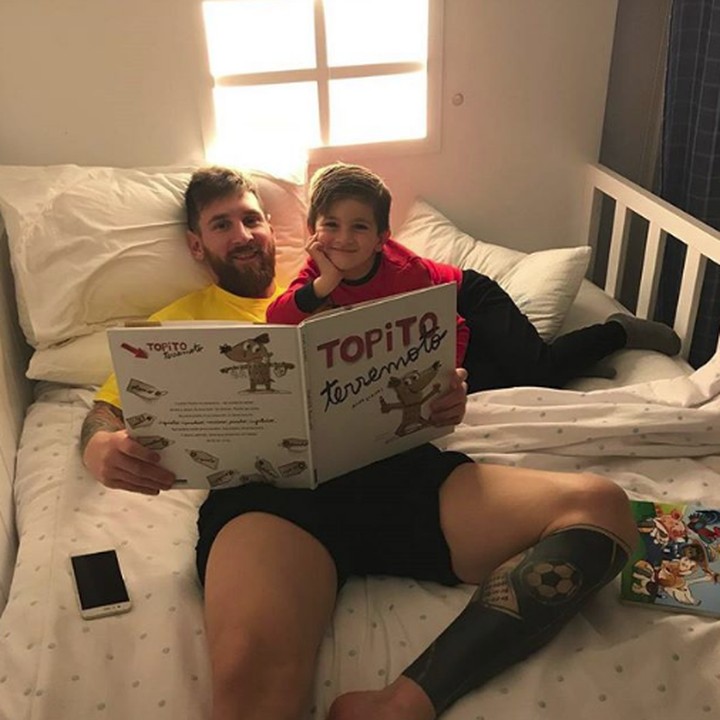 <p>Lionel Messi sedang membacakan dongeng untuk kepada anaknya, Thiago. (Foto: Instagram @leomessi)</p>
