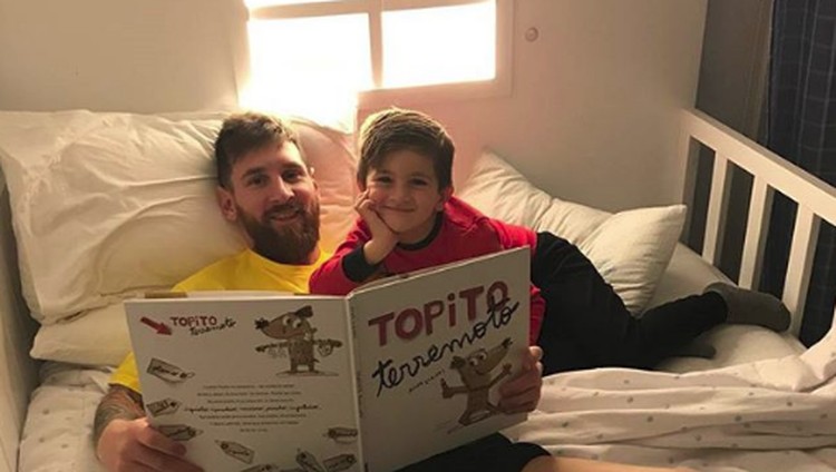 Urusan sepakbola, rupaya Lionel Messi kompak juga nih, Bun, sama putranya.