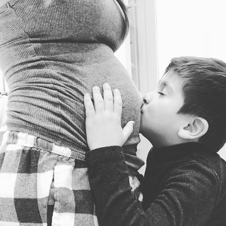 <p>Thiago mencium baby bump sang ibu. Messi sekeluarga kini sedang menunggu kelahiran anggota barunya. (Foto: Instagram @antoroccuzzo88)</p>