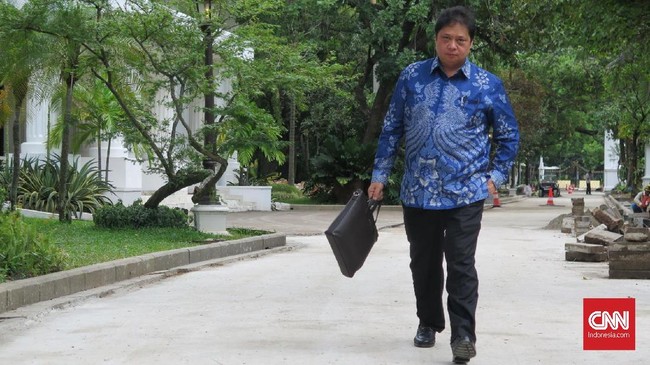 Ketum Golkar Airlangga Hartarto menghindari wartawan dengan keluar melalui pintu samping kantor wakil presiden dan bergegas masuk mobil usai bertemu Jusuf Kalla