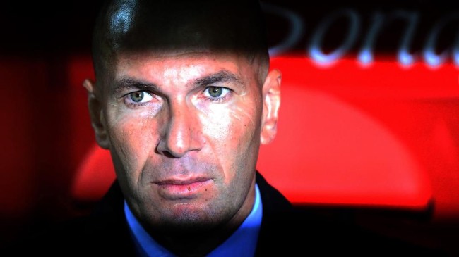 Insiden tandukan di partai final Piala Dunia 2006 yang berujung kartu merah membuat Zinedine Zidane dijauhi rekan setim.