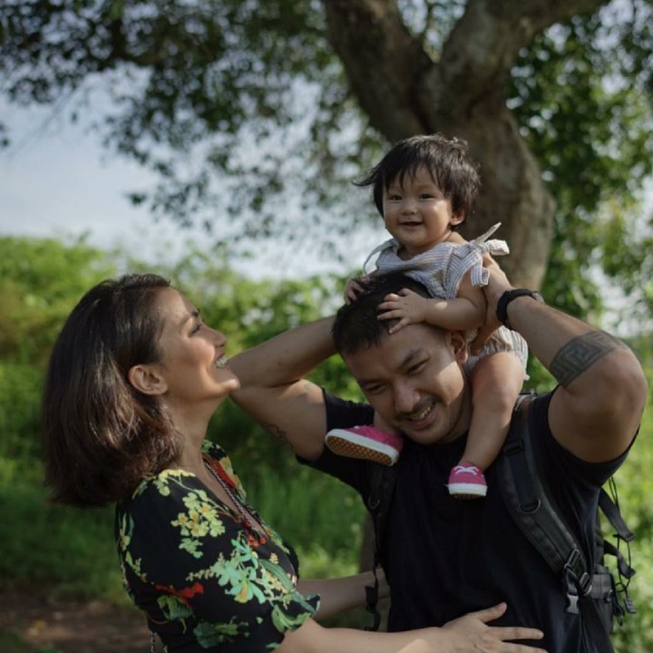 <p>Liburan dengan berwisata alam bareng si kecil patut dicoba nih seperti keluarga Rio Dewanto dan Atiqah. (Foto: Instagram/atiqahhasiholan)</p>
