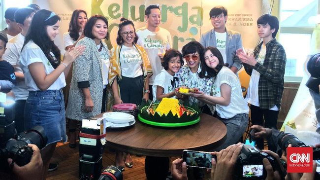 Cuplikan pendek film 'Keluarga Cemara' memperlihatkan karakter Abah (Ringgo Agus), Emak (Nirina Zubir), Euis (Adhisty Zara) dan Ara (Widuri Putri Sasono).