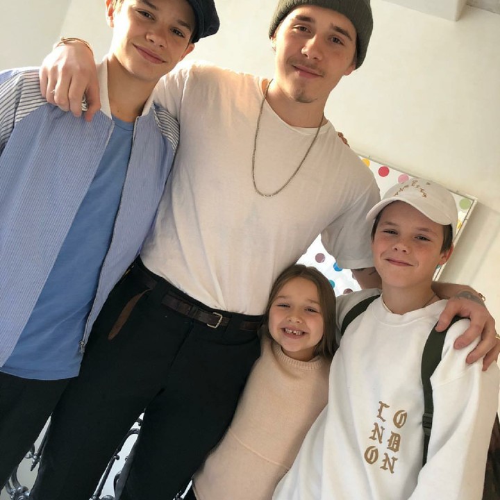 <p>Duh, Harper imut banget diapit kakak-kakaknya. (Foto: Instagram/victoriabeckham)</p>
