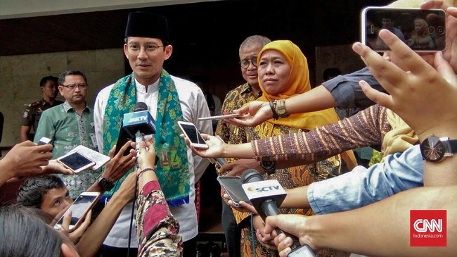 Menanggapi tawaran Sandiaga untuk masuk timses Ganjar, Khofifah menjawab, "Ya Allah, Rek. Aku tak ngurus Jawa Timur yo, Rek."