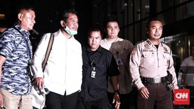 KPK Segel 8 Mobil Mewah Bupati Hulu Sungai Tengah