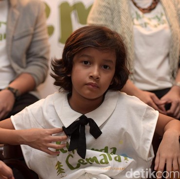 Bermain di 'Film Keluarga Cemara 2', Widuri Putri Ngobrol dengan Ayam